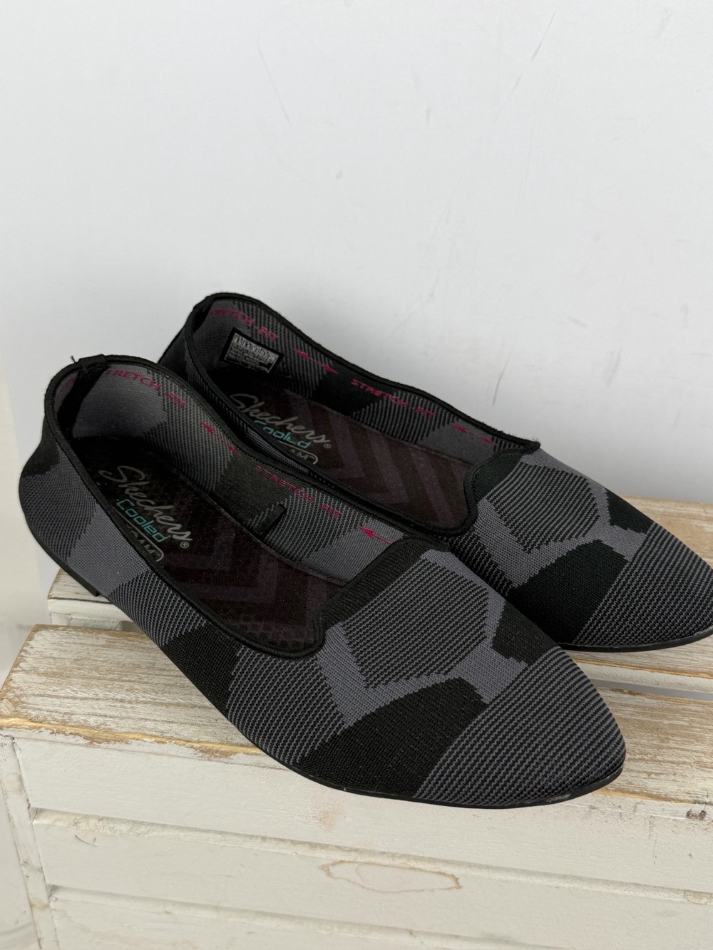 Skechers Cleo Sherlock Flat in black & gray size 8.5 air cooled memory foam 8.5